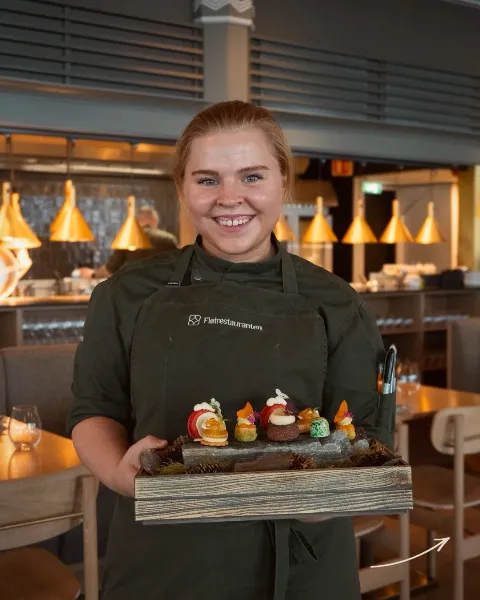 Hva skjuler seg inni de søte bitene på Teslabberas? 👀 Andrea viser frem noen av de små kunstverkene som serveres akkurat nå. Nesten for f…