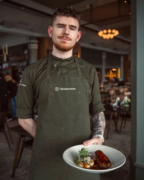 Kokken David med glasert ribbe 🤎 Serveres med sellerirotpuré, honningbakte babygulrøtter, fennikelsalat og sjysaus. Tilgjengelig på midda…