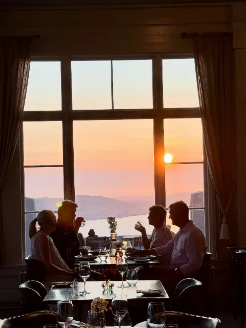 Lite slår en middag i godt selskap, med solnedgang over Bergen 🌅