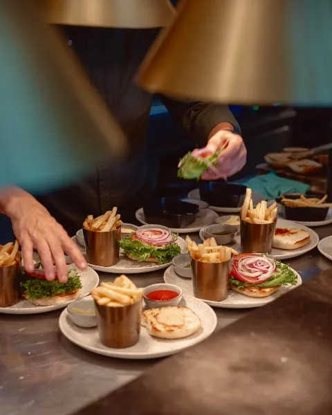 Nyyyt Fløyenburger 🤎 Grovkvernet norsk hamburger av høyeste kvalitet laget på 50% Wagyu. Serveres med husets egen burgerdressing, salat,…