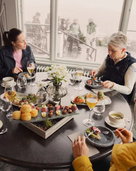 Sett av helgen til en smakfull pause med venner og familie✨☕ På lørdag og søndag inviterer vi til Teslabberas med rause smørbrød, nybakte…