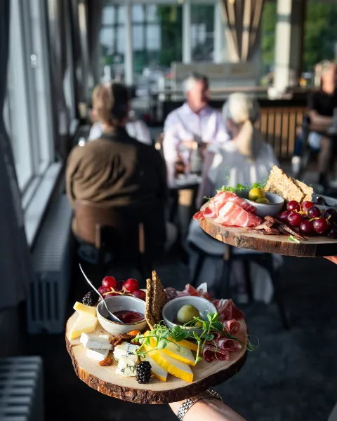 Lokale smaker, god utsikt og enda bedre selskap💚 Fløyenplanken serveres med lokale oster og spekemat, knekkebrød, pisket smør, oliven og…