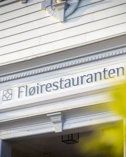 Visste du at logoen vår er inspirert av de originale brystningspanelene og dørene i restauranten? De karakteristiske formene har vært en…