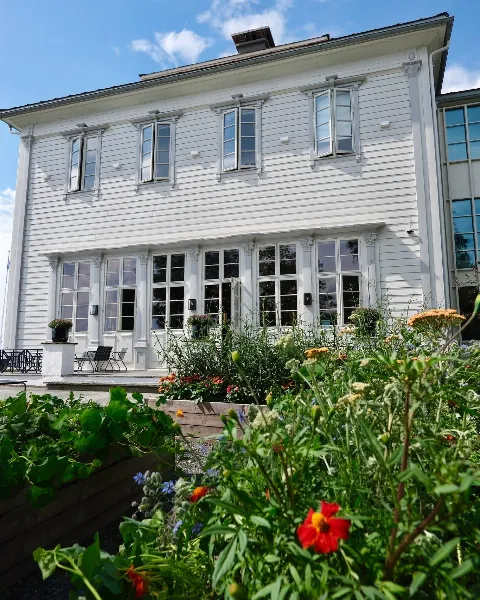 Visste du at Fløirestauranten har sitt eget mattak? Her dyrker vi kortreiste grønnsaker, friske urter og spiselige blomster rett ved rest…