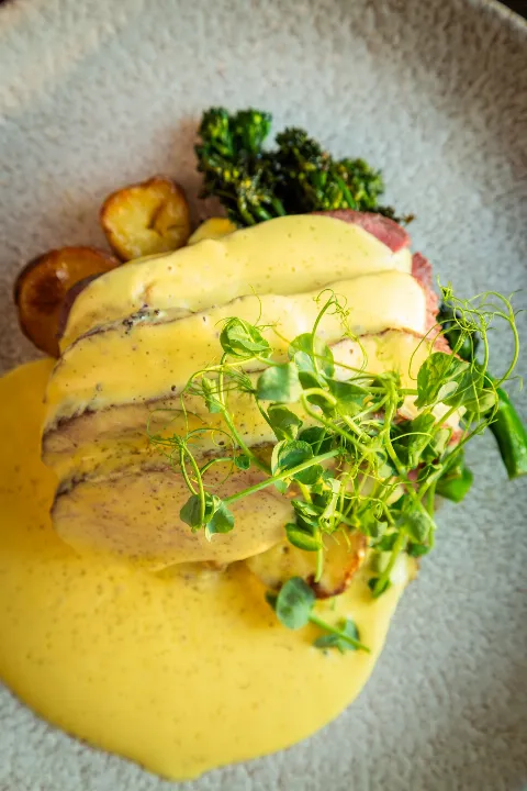 Mmm... saftig ytrefilet av storfe, servert med brokkolini, urtebakte poteter og hollandaise. En klassiker som alltid frister ✨