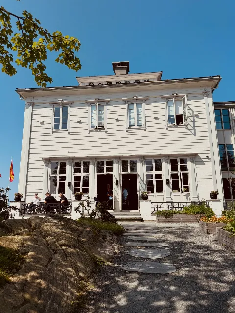 Frem med solbrillene, det ser ut til å bli en strålende uke på Fløyen😎☀️Uteserveringen er åpen hver dag, og grillen er varm fra kl. 12–17…