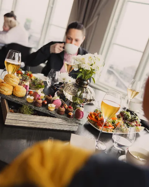 Psst! Vi har åpnet for Teslabberas, vår vri på Afternoon tea, hver lørdag i juli 🫖🤎 Samle gjengen, ta turen opp, nyt rause smørbrød og sø…