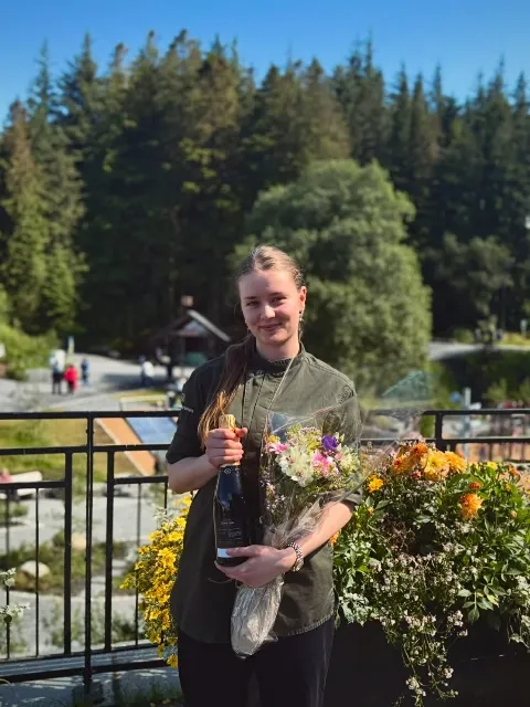 Hipp hipp hurra for Tuva som har bestått fagprøven i kokkefag! Gratulerer så mye 🤎 Kjøkkensjef Andrea er stolt 🥹🤎