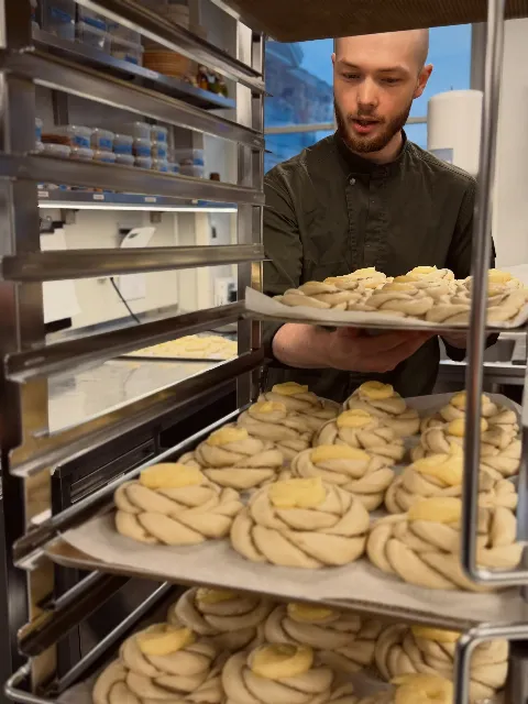Adrian i full sving 🤎 Det meste av baksten du finner i Fløistuen Kafé lages her hos oss. Vi klager ikke akkurat på lukten 🤭