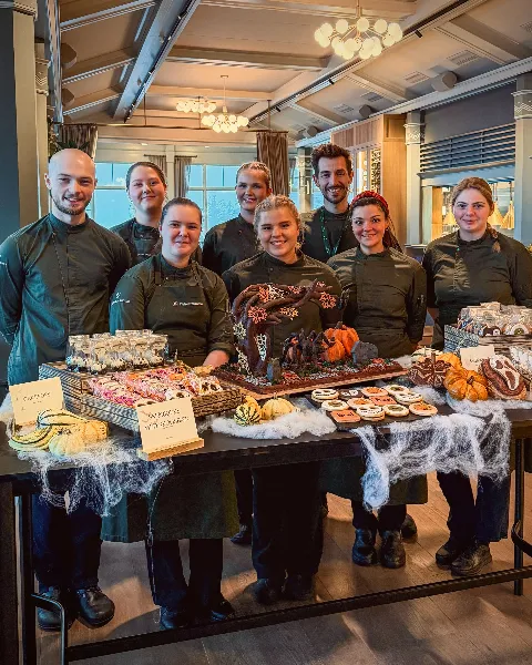 Det er ikke bare hekser som tryller på Fløyen denne helgen. Sjekk hva konditorene våre har laget! 🧙‍♀️🤎 Brød 🤯 Skulptur i sjokolade 😲 Smø…