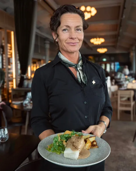Charlotte serverer en av høstens favoritter 🤎 Sterlingkveite med ertepuré, grillet kål, bakte poteter og parmesansaus med svart hvitløk.