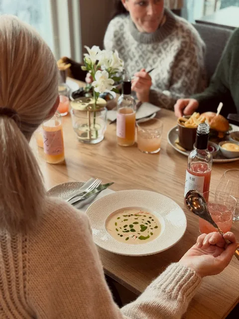 Den beste avslutningen på en frisk tur i fjellet? ✨ Samle venninnegjengen rundt bordet og nyte en herlig middag med utsikt over Bergen💛
