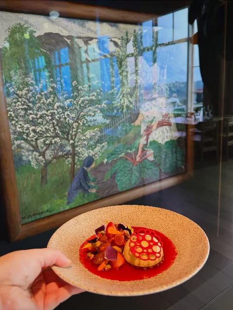 Med ny sesong kommer ny meny. Det betyr at rabarbradesserten snart takker for seg 🤎 Så har du ennå ikke smakt den foran Astrups «Rabarbra…