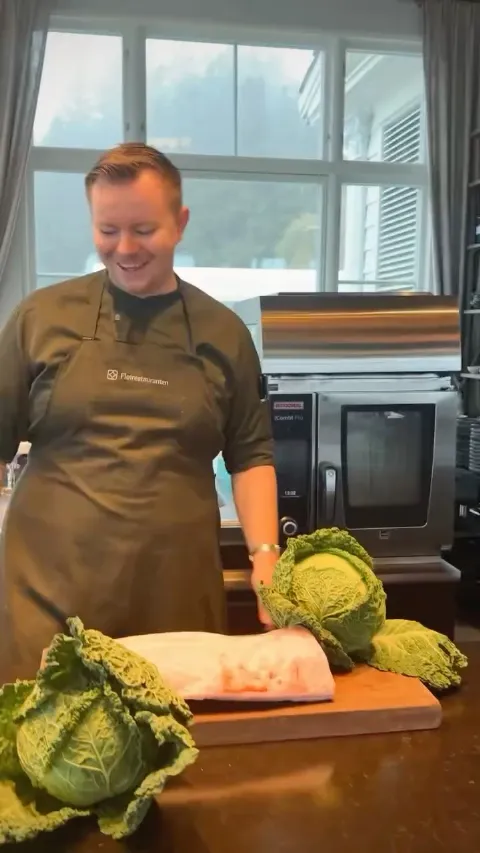 Torsdag 24. september er det fårikålens dag! I anledning dagen serverer Christian en moderne og spennende vri på den folkekjære favoritte…