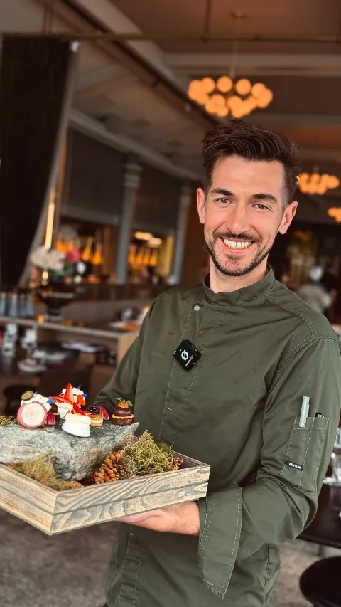 Konditorsjef Pablo presenterer de søte bitene som serveres under sommerens Teslabberas 🌸🌼 Teslabberas er vår vri på Afternoon Tea, med ra…