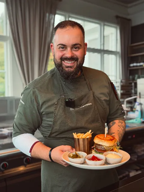 Viktor med Fløyenburgeren vår 🤎 100% norsk kjøtt, hvor 50% er Wagyu 🤤