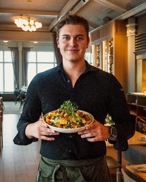 En favoritt blant mange er XO-salaten vår 🤎 Den består av osten Grillet Høvding Sverre XO, syltede grønnsaker, ristede mandler og honning…