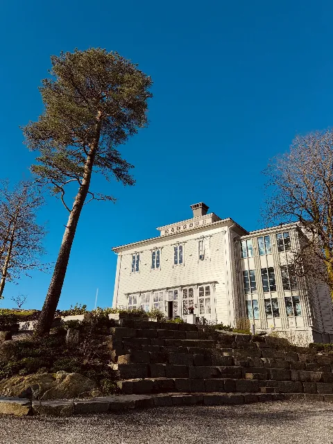 Når høsten viser seg fra sin aller vakreste side med krystallblå himmel, frisk høstluft og strålende sol! 🍂💙
