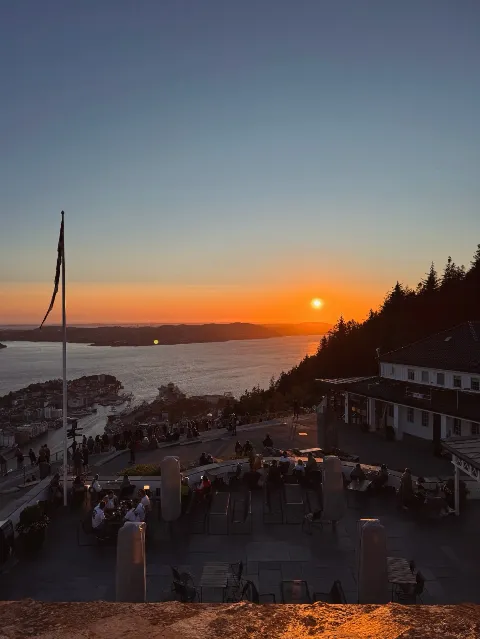Gårsdagens solnedgang sett fra Fløirestauranten 🌅🧡