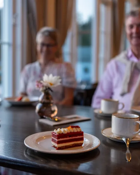 En liten bit av lykke🤎 Vår versjon av Red Velvet-kaken kombinerer luftig kake med kremet mascarpone og et friskt lag bringebærsyltetøy. P…