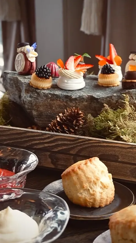 Vi har åpnet flere datoer for Teslabberas, vår vri på Afternoon Tea 🤎 Nyt rause smørbrød fra kjøkkenet, søte munnfuller fra konditorene o…