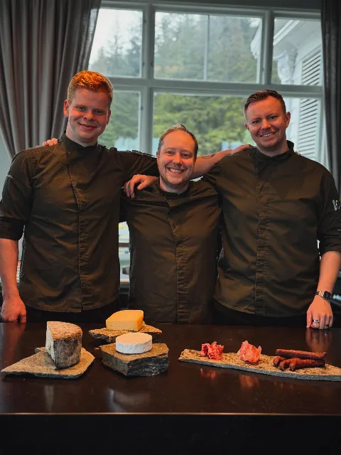 Tre glade karer med noen av råvarene på Fløyenplanken vår 🤎 Lokale oster og spekemat. Serveres med knekkebrød, pisket smør, oliven og ris…