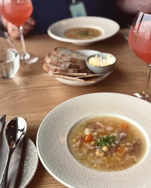 Noen retter smaker ekstra godt etter en tur i fjellet 🤎 Ertesuppe er en av dem. En klassiker som passer like godt til lunsj som til middag.