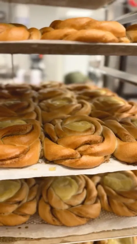 Har du smakt bollene våre i Fløistuen Kafé? 🤎 Bli med bak kulissene og se deler av prosessen når konditorene våre, Bethina og Adrian, lag…